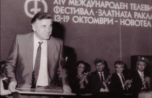 Bata Živojinović prima nagradu na festivalu u Plovdivu za film Svečana obaveza (1986)