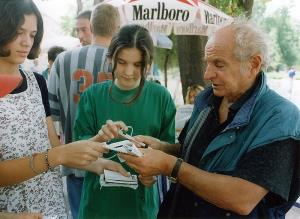 Filmski susreti u Nišu1997 -Bata Paskaljević dijeli autograme