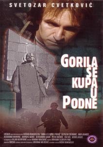 GORILA SE KUPA U PODNE